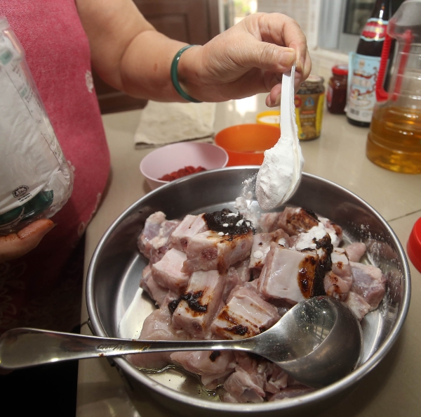 2.加入豆瓣酱、油及木薯粉搅拌均匀后，再加入当归腌制至少1小时。