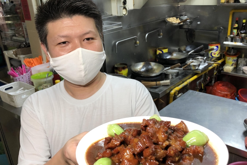李家明因为想念母亲的拿手好菜，亲自烹饪了客家红烧猪蹄。（照片取自《海峡时报》）