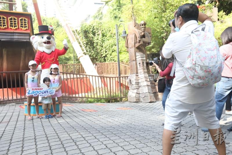 吉祥物吸引不少访客要求合照。