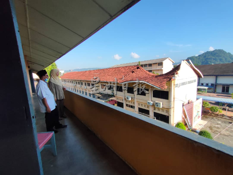玻州教育局代局长莫哈末，在校长傅芝雅陪同下巡视屋顶坍塌情况。