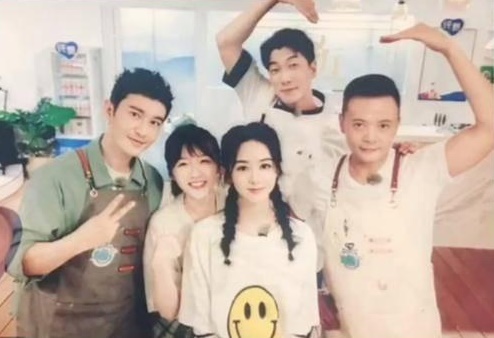 有网民日前晒出了偶遇《中餐厅》黄晓明（左起）、李浩菲、赵丽颖、张亮以及林述巍的照片。