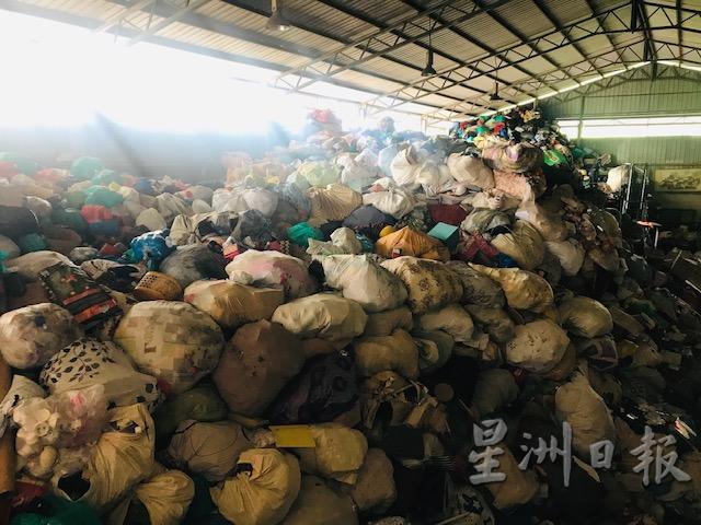 进入复原行管期，CRC资源回收中心还来不及卖出累积的废品，导致厂内囤积超过百吨的“垃圾山”。