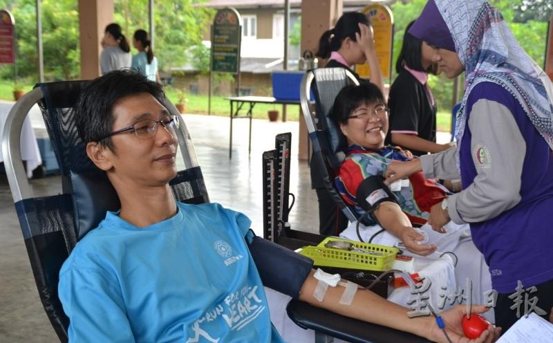方昶璀（右）与丈夫陈承祥一同捐血。

