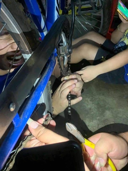 双溪大年志工团团员小心翼翼地将脚车链剪断，解救男童。