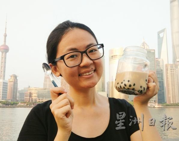 郑凤云说，自己过去都会自带杯子买奶茶，但疫情下有些奶茶连锁店已暂停顾客使用自备容器。