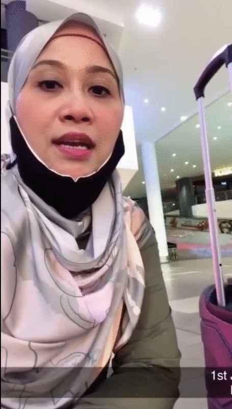 与丈夫滞留机场的马来女子申诉亚航未提前通知禁携滑轮式行李箱登机新指南。