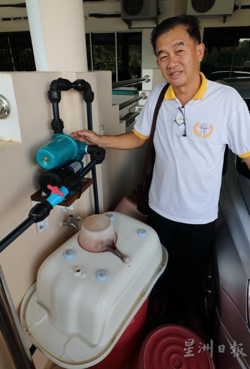 蔡伟明向记者展示新安装的水泵。