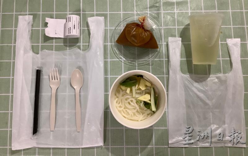 叫一份外卖产生的垃圾：收据、吸管、塑料餐具、即弃食物器皿、即弃塑料杯和塑料袋。以一人餐点计算，已有10件即用即弃的餐具。