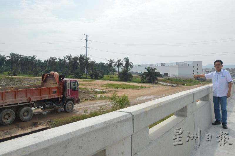 吴俊益说，华都工业园衔接峇都交湾工业区的新路将在7月7日通车，但红泥罗里必须照旧走旁边的铁桥。（图：星洲日报）