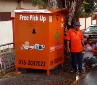 明亮之家在雪隆区各地设置两百多个回收箱，方便民众投放回收物。