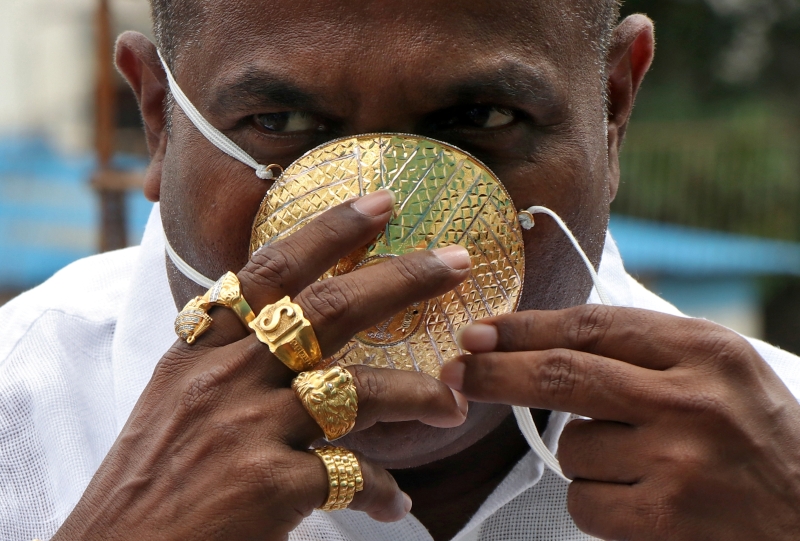 48岁库哈德酷爱金饰，手指戴满金戒指。（互联网照片）