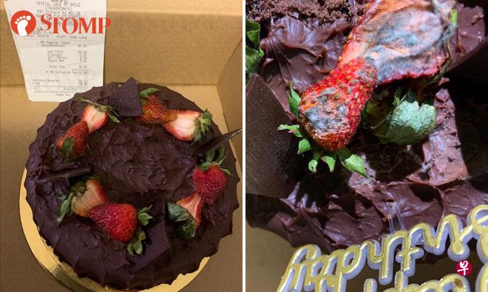 女网民指丈夫向翡翠麦包购买的蛋糕不新鲜，草莓也已经发霉。（Stomp）