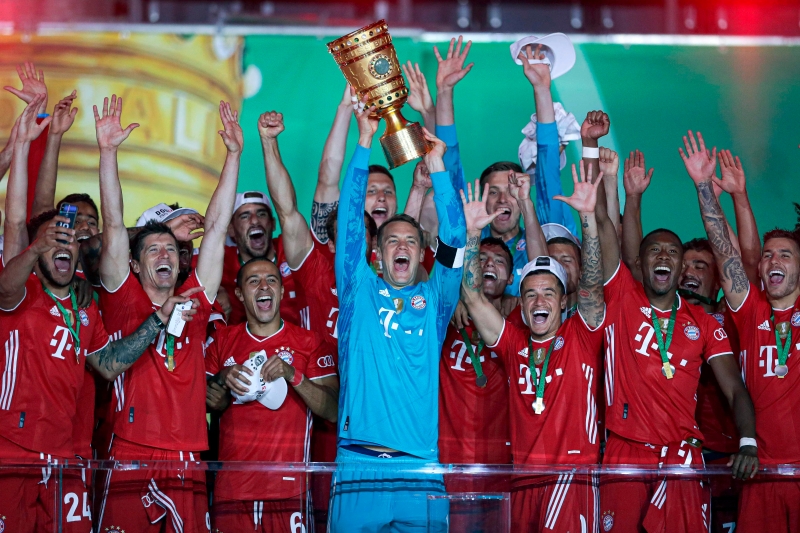 拜仁慕尼黑在今年的德国杯决赛以4比2击败利华古申后，在本赛季历史第13次加冕德甲和德国杯的国内双冠。图示拜仁在队长诺伊尔（中）带领下欢庆。（法新社照片）