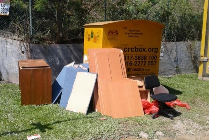 路边的资源回收箱遭人滥用，当成垃圾站，连大型物品被弃在箱子旁，有碍市容。（照片取自CRC脸书）