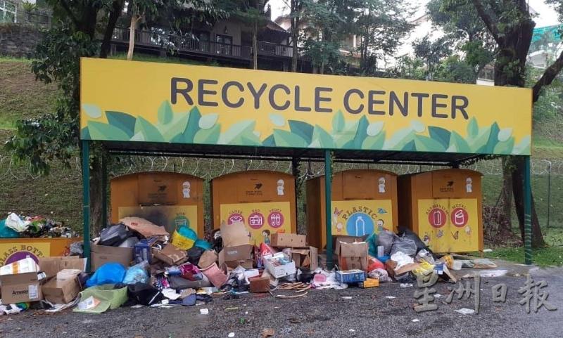 行管期间，CRC组织的400多处回收箱，大部分都处于爆满状况，有民众在箱外乱放废品和乱丢垃圾，导致一片混乱。