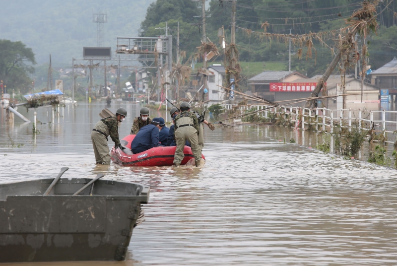被洪水淹没的道路，当局只能使用橡皮艇来运送物资。 (法新社照片)