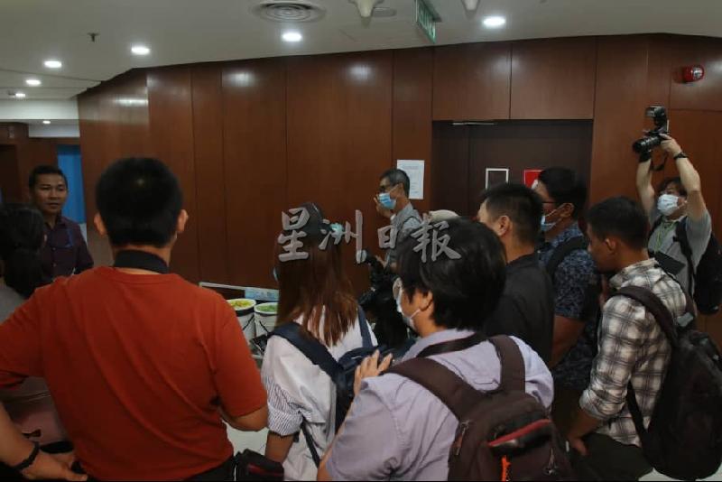 多名记者一早就在办公室等候，但相信人多而被投诉，遭保安主管要求离开，只能在楼下等候。