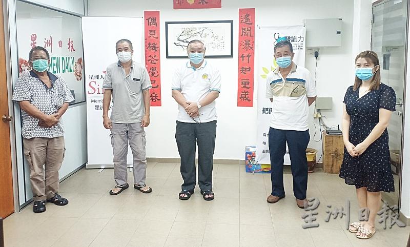 胡振基（左起）、曾䄰量、李锦华、陈美、陈佩琳在新闻发布会上，汇报公会管理的各个夜市申请复业的情况。