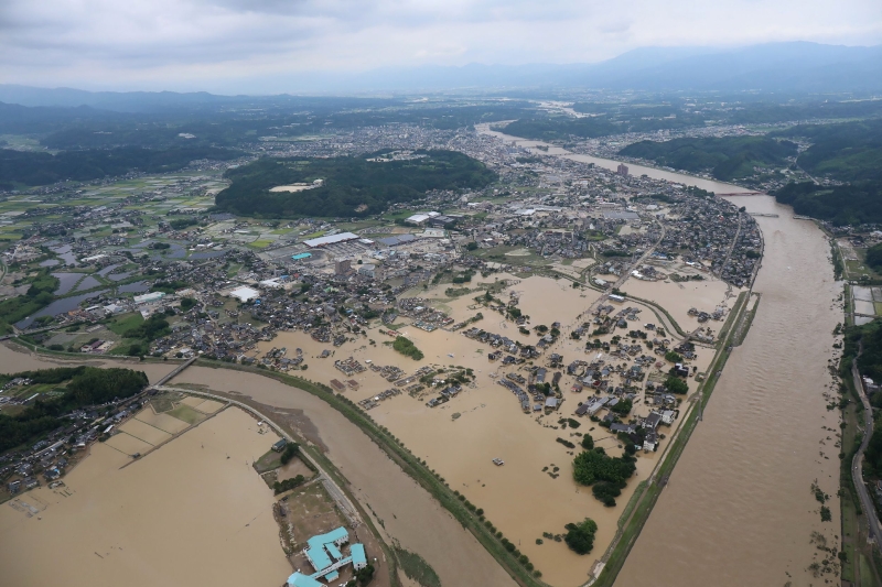 法新社在星期日拍下的熊本县人吉市遭洪水施虐，顿成泽国。 (法新社照片)