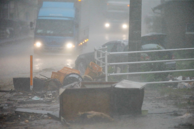风雨吹倒的残骸阻碍著道路。 (法新社照片)