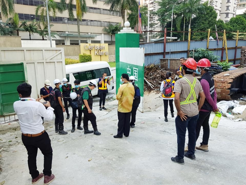 吉隆坡市政局环境卫生组和甲洞县卫生局早前曾到泗岩沫选区的建筑工地巡视，发现工地”养蚊“，勒令停工14天。