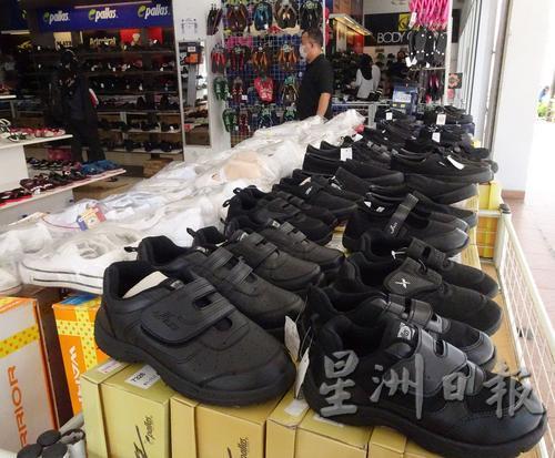 鞋店于上周末开始忙碌起来，有的家长买校鞋给孩子的同时，也为自己添购鞋子。