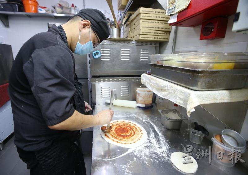 顾客点餐后，厨师才会开始揉面团、抹上酱料及撒上配料，再把披萨送入烤炉。