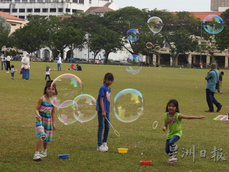 小孩子追逐泡泡。