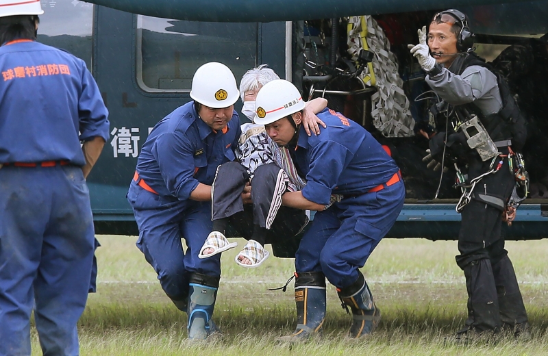 日本自卫队利用直升机救护年长的村民。 (法新社照片)