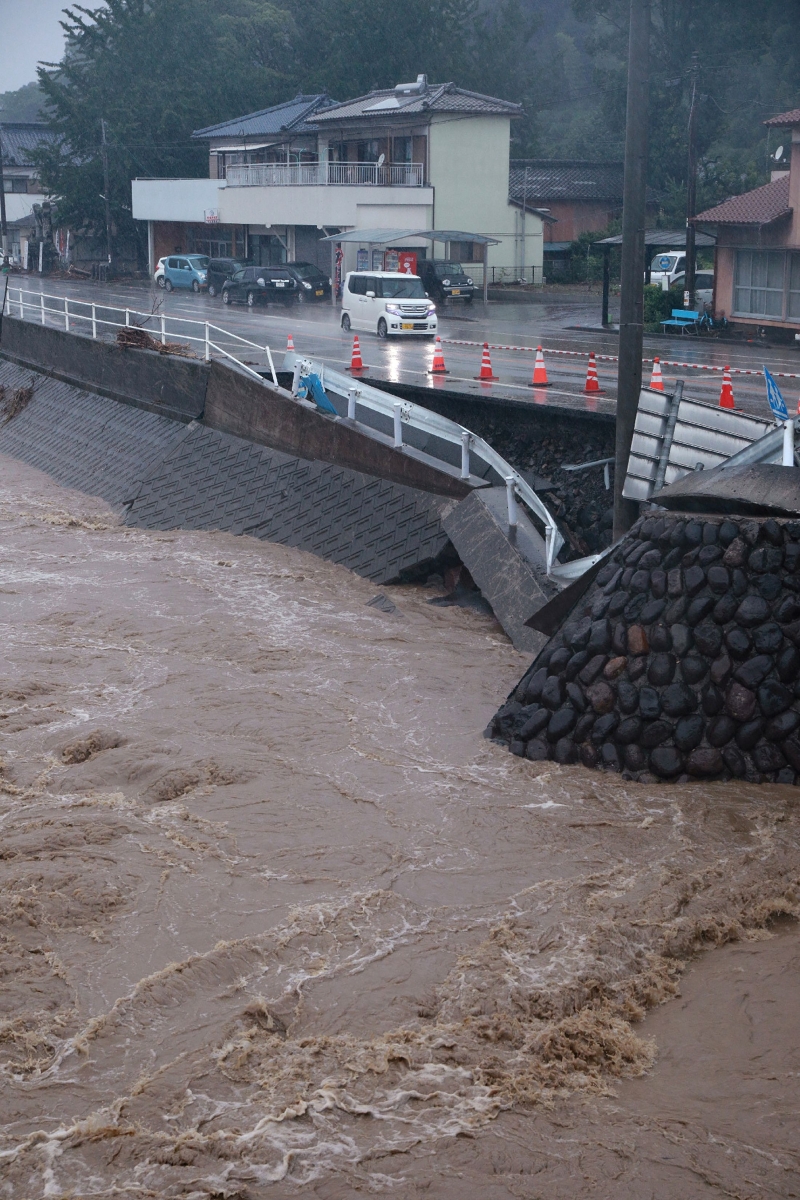 强烈的风雨造成河堤崩溃，洪水淹没低洼地区。 (法新社照片)