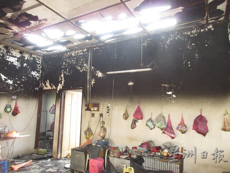其中一间店屋楼上被大火烧毁后的情形，楼上屋顶被烧穿，墙壁上面部分被熏黑。