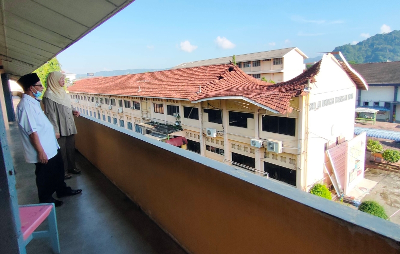 玻州教育局代局长莫哈末日前在校长傅芝雅陪同下，巡视德玛中学校舍被白蚁侵蚀，樑柱不堪负荷导致部分屋顶坍塌的情况。（档案照）