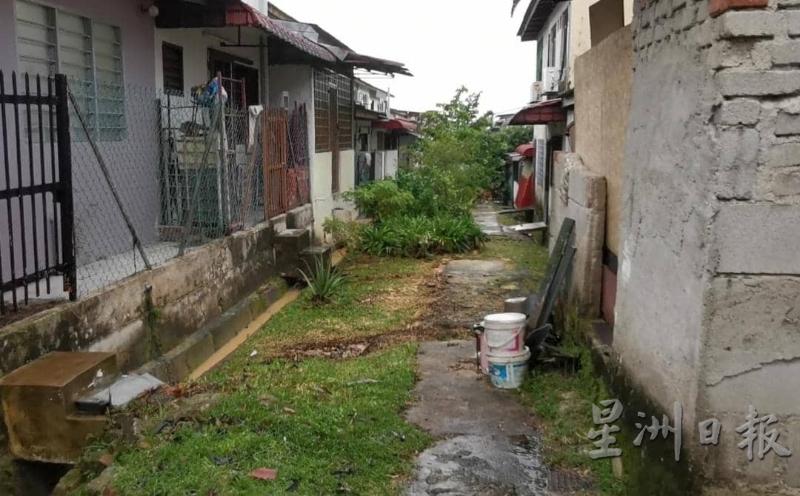 陈泓宾与黄祥銮视察时发现，居民在后巷进行扩建，原有的排水沟被遮盖。