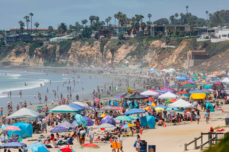 加州多个海滩因疫情而于上周末关闭，但圣迭戈海滩持续开放，吸引了人潮。（ 法新社照片）