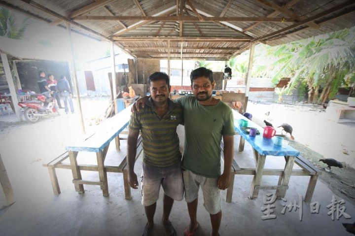 椰花酒专卖店经营者古纳（左）和噶拿斯，两人是朋友。