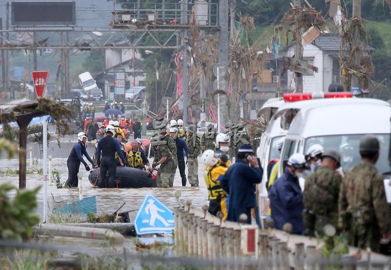 救援队用橡皮艇疏散熊本县久马村的灾民。（法新社照片）