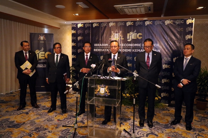 哈斯尼（右三）主持柔州依布拉欣经济理事会的第一场会议后，召开新闻发布会；左起为莫哈末索里翰、阿育嘉米尔、阿都拉欣，右起是峇德鲁希山及三苏巴里。