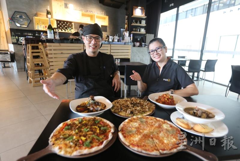 有在新加坡管理西餐厅的经验，陈丽冰（右）带着主厨李德华及数位经验丰富的员工回国，亲自经营西餐厅。