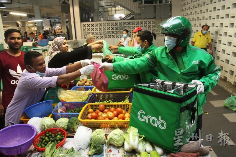 吉灵万山一个菜贩加入GrabMart线上巴刹平台，顾客下订单后，由Grab骑士向商贩领取货物，再载送给顾客。

