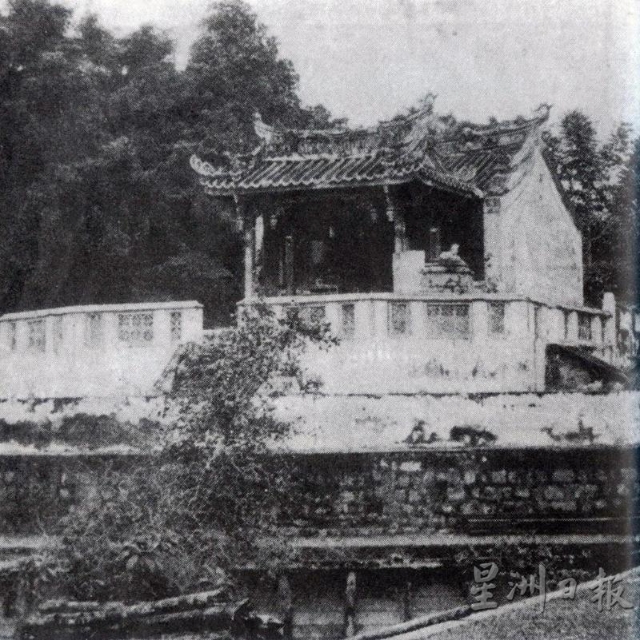 1928年以前的寿山亭福德祠，庙旁还流淌着古晋河。（图：Kuching in Pictures 1841-1946 by Ho Ah Chon）

