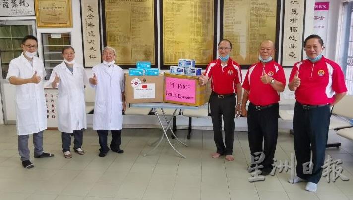 霹雳南海会馆会长刘伟珠（右三）代表赠送口罩给霹雳怡保佛教中医医院，由陈贵荣（左三）接领。左起是陈文发、陈月明；右起是麦政中及全振光。