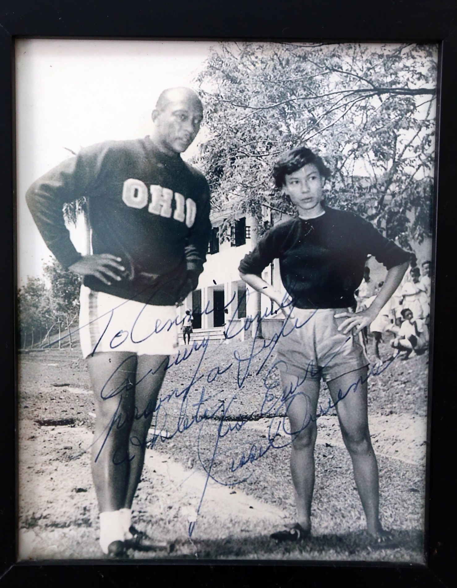 钟明叶（右）与已故美国奥运名将杰西欧文在50年代的合照。