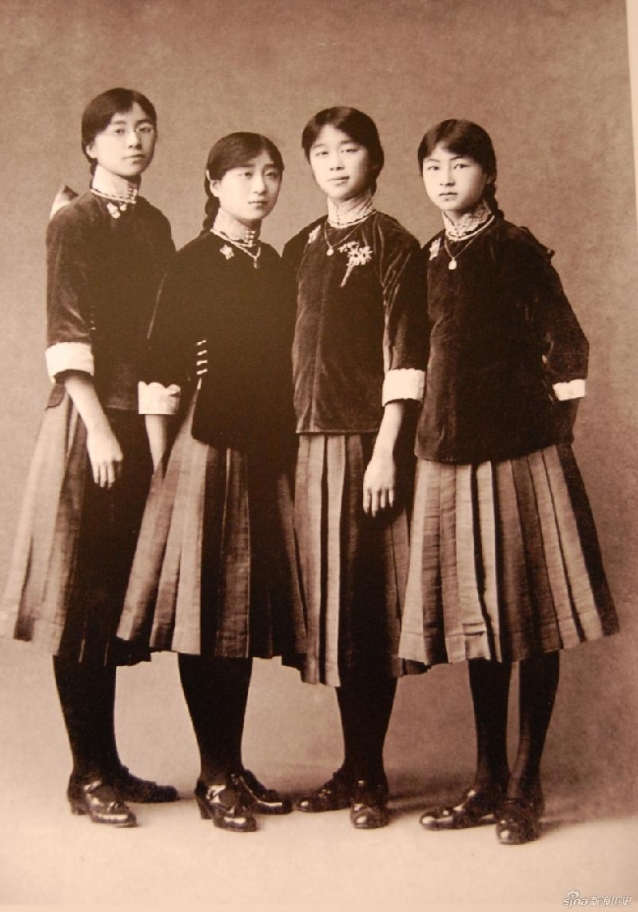 1916年，才女林徽因（右一）与表姐妹身着女子中学校服合影。