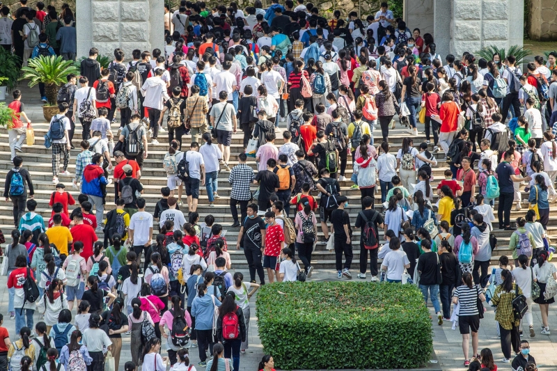 学生准备参加在南京市举行的高考。