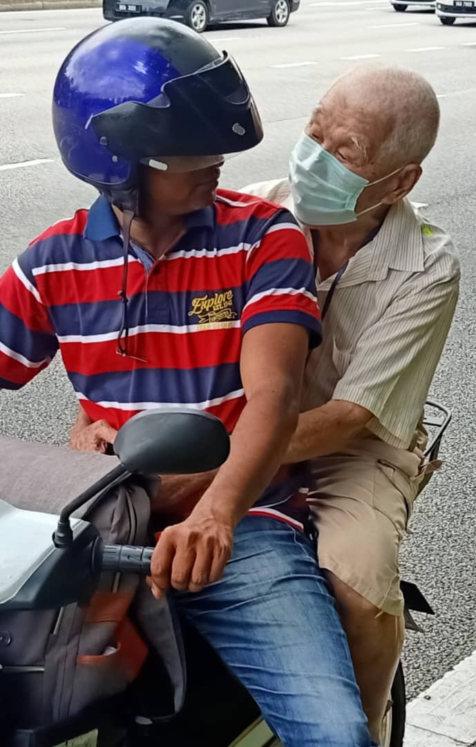 沙万达拉惹骑摩哆车，慢慢地载老伯回家。
