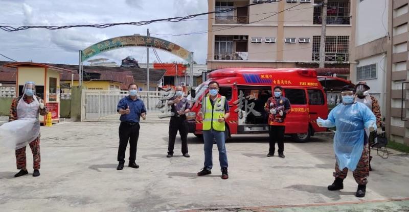 玻璃口志愿消防队为启文上午校进行了二次消毒工作。左二为郑联友。