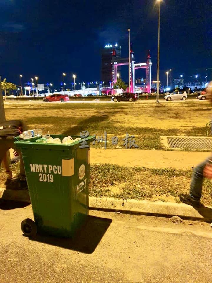 瓜登市政厅在开关大桥附近放置垃圾桶，方便到访的市民丢垃圾。