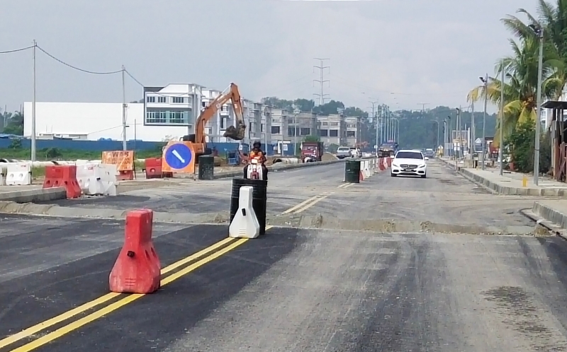 靠近华都工业园其中部份路段未修好，公众受促小心使用道路。