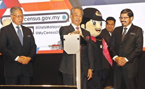 慕尤丁为　“2020年马来西亚人口与房屋普查运动”主持推介礼。左为慕斯达法，以及统计局首席统计师拿督斯里莫哈末乌兹尔博士。