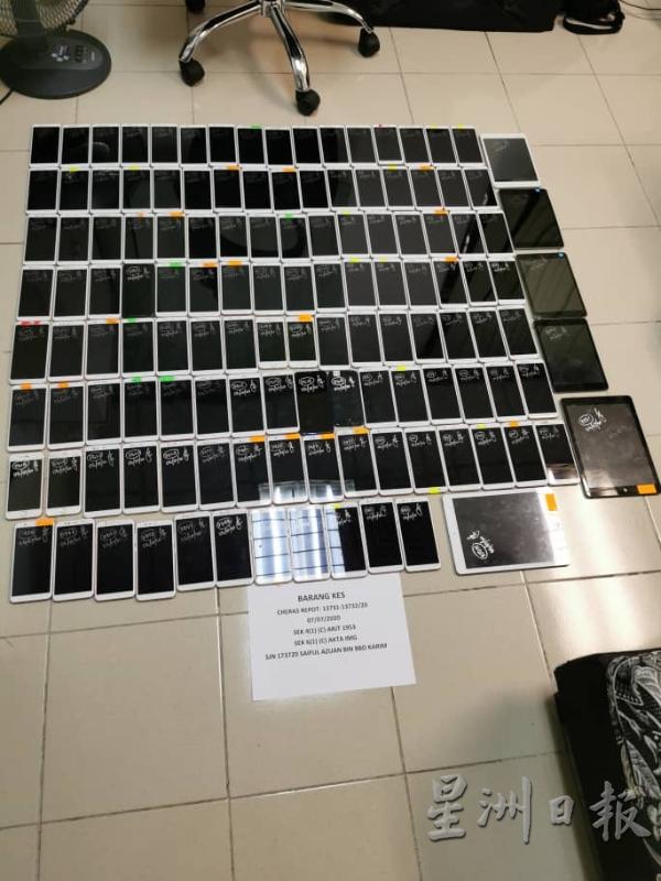 警方起获69台各类手机。